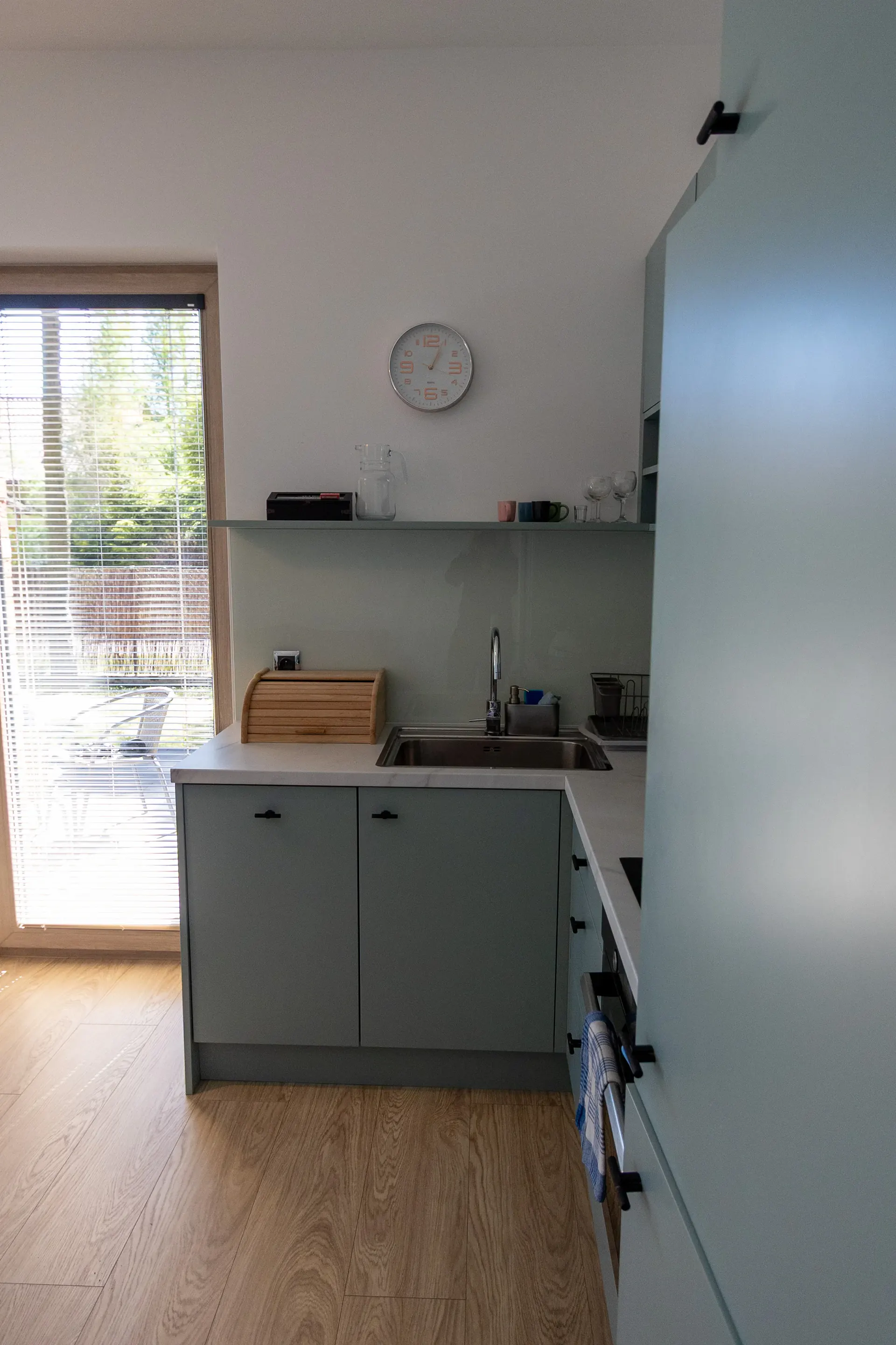 Panorama wnętrza Apartamentu 4 z salonem i strefą wypoczynkową — Poezja Ciszy Dębki